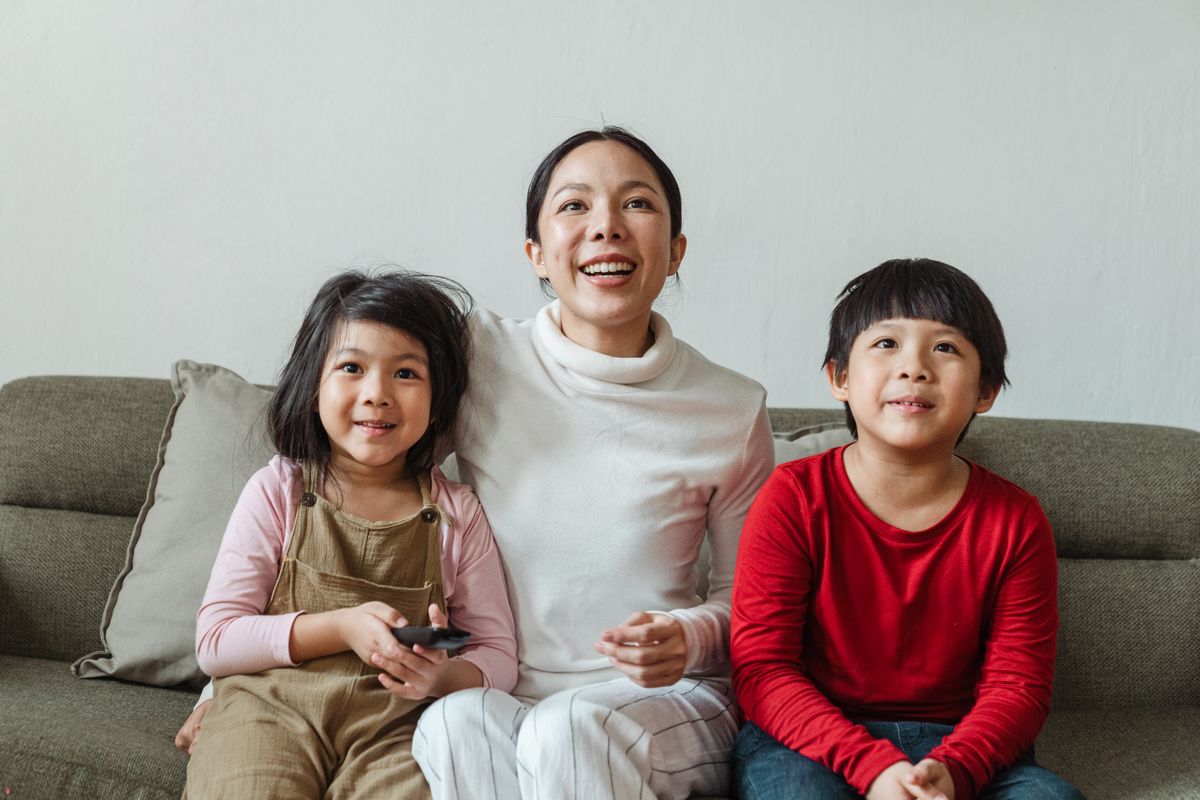 combo internet truyền hình FPT - gia đình xem truyền hình cùng nhau